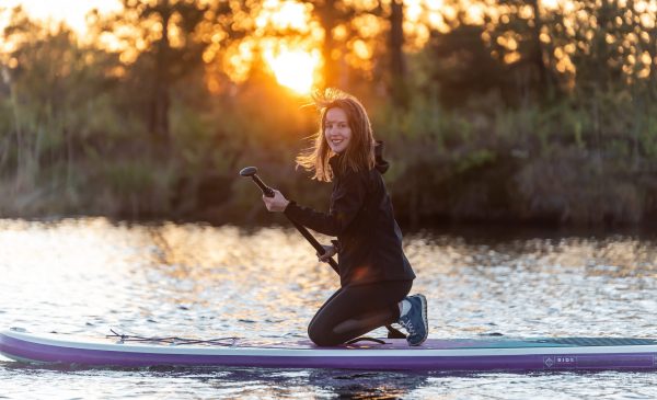 Saulriets uz SUP dēļa Ķemeru purvā