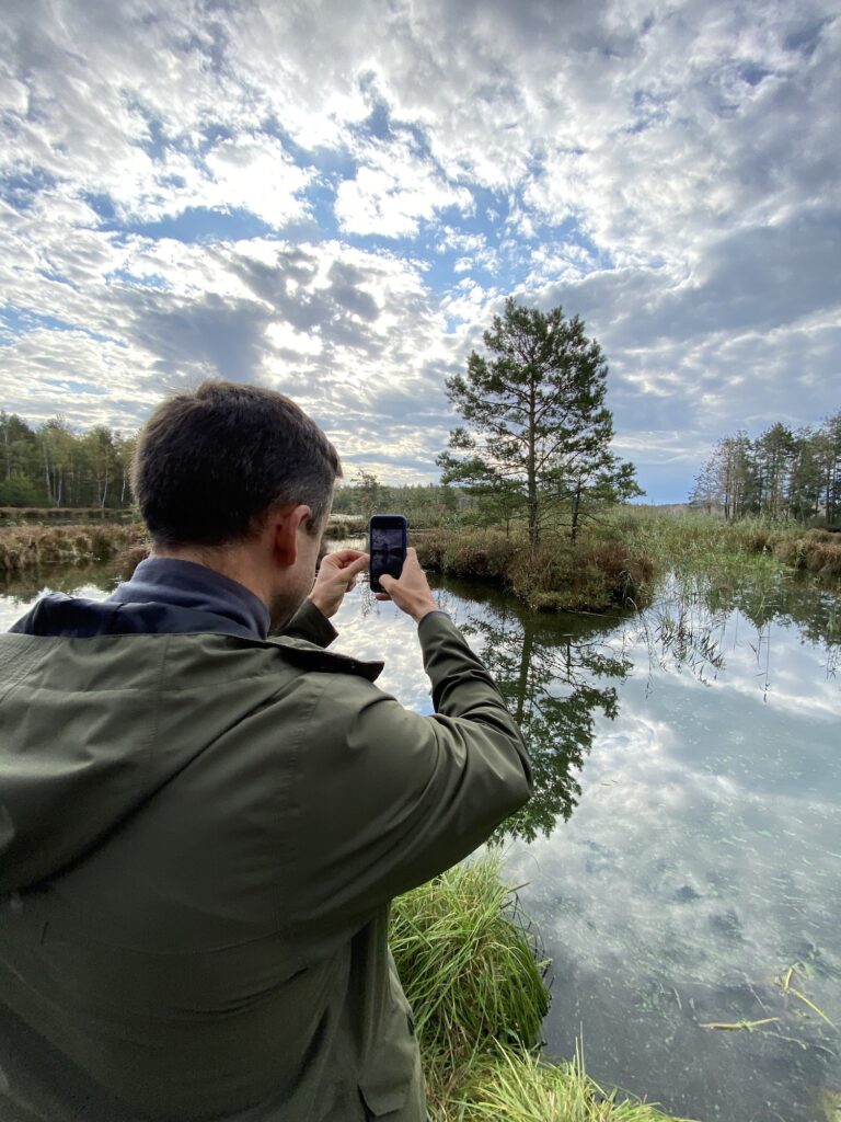 viedtalrunis_ar_fotokameru